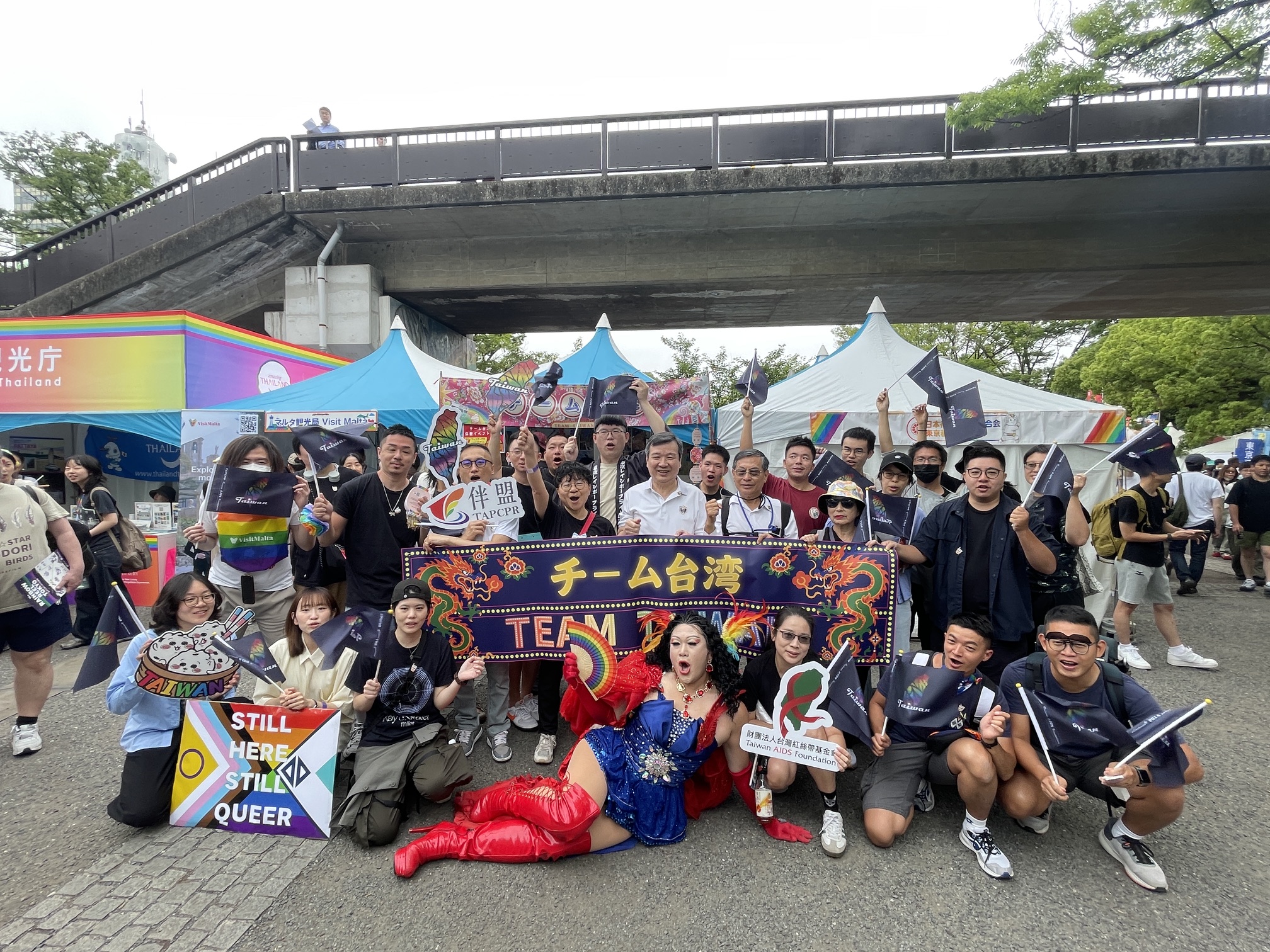 駐日代表李逸洋於6月7日與「台灣紅絲帶基金會」及「台灣伴侶權益推動聯盟」一同參加「2026年東京驕傲遊行」，展現台灣民主韌性與支持多元平權。