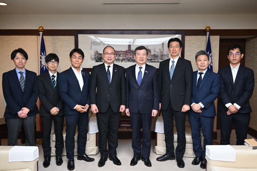 駐日代表李逸洋於7月2日會晤廣島市副議長山路英男及眾議員石橋林太郎乙行。李代表歡迎山路副議長遠道來訪，並感謝，去年在山路副議長及廣島市各界人士的協助下，促成台灣首度出席廣島市和平紀念典禮，象徵著台灣、日本及國際社會共同守護和平的決心。 照片:駐日代表李逸洋(右4)、廣島市副議長山路英男(左4)、眾議員石橋林太郎(左3)

