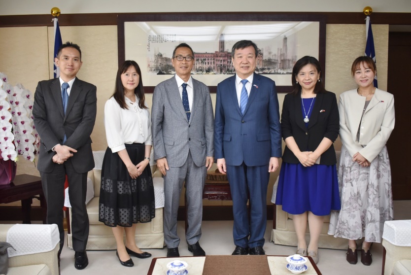  駐日代表處代表李逸洋於7月31日接見位於東京四谷的東京中華學校新任理事長張碧華等一行來訪。　圖說:駐日代表李逸洋(右3)、東京中華學校理事長張碧華(左3)、校長吳育珊(左2)、副理事長李ハロルド(左1)

