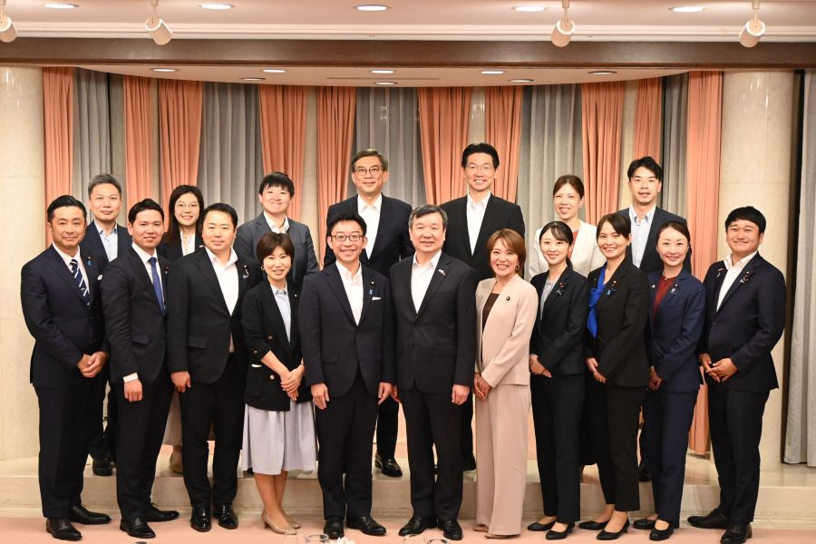 駐日代表李逸洋於6月25日會晤自民黨中西祐介參議員及該黨國會議員乙行，雙方就台日經貿、文化等議題交換意見。 照片:駐日代表李逸洋(前排左6)、參議員中西祐介 (前排左5)