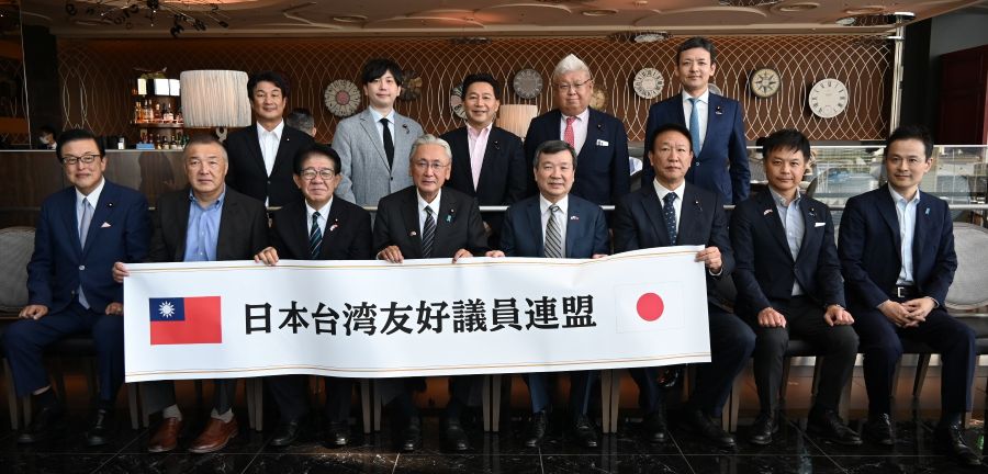 「日本台灣友好議員連盟」會長古屋圭司眾議員率日本國會議員慶賀團，於10月9日分批赴台參加我國慶相關活動，駐日代表李逸洋親赴東京羽田機場送機。 圖說:駐日代表李逸洋(前排右四)與「日本台灣友好議員連盟」會長古屋圭司眾議員(前排左4) 等慶賀團合影