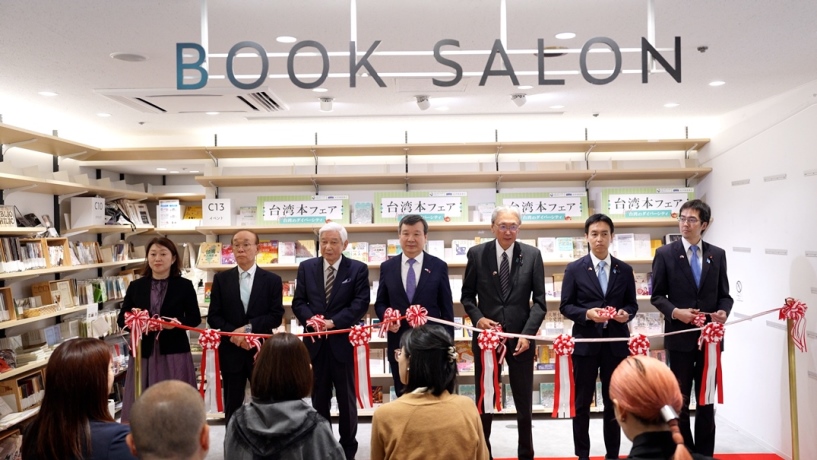 駐日代表李逸洋於10月5日出席台灣文化中心與紀伊國屋書店合辦之「台灣月書展」開幕典禮。今年是第五屆舉辦，本屆以「多元性」為主題。李代表致詞時表示，「這次的主題非常適合介紹台灣，台灣擁有多元的族群、文化與價值觀，台灣人民經過長年累月的對話與交流，建立了一個共存、共榮的社會。」 圖說:右起，自民黨青年局長高見康裕眾議員、前青年局長平沼正二郎眾議員、日本台灣友好議員連盟會長古屋圭司眾議員、駐日代表李逸洋、紀伊國屋書店代表取締役會長高井昌史、日本台灣交流協會理事長谷崎泰明及SNET台灣代表理事兼日本大學教授赤松美和子共同進行剪綵儀式。