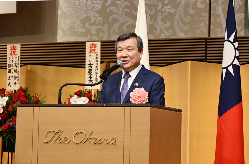 駐日代表李逸洋於本(115)年10月7日下午5時30分假東京大倉飯店主持「慶祝中華民國（台灣）115年國慶酒會」，「日本台灣交流協會」會長隅修三、「日本台灣友好議員連盟」會長古屋圭司眾議員、自民黨、立憲民主黨、日本維新之會、國民民主黨、參政黨等國會參、眾議員共188位出席。圖片 :  李代表致詞

