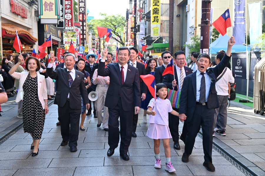 駐日代表李逸洋於10月10日出席在橫濱中華學院舉辦的「中華民國115年雙十國慶慶祝活動」致詞時表示，「橫濱是國父孫中山先生推動革命運動的重要據點，在橫濱華僑及日本友人的支援下，為中華民國的建國作出重要貢獻之地，也是台日友誼延續至今的重要據點。」李代表對為籌備國慶活動而奔走的橫濱中華街各界人士表達感謝之意。
照片：駐日代表李逸洋(中央)、橫濱華僑總會會長許耀庚(左2)、日本中華聯合總會會長羅鴻健(右1)。