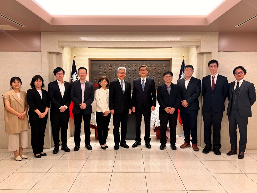 駐日副代表周學佑2026年10月16日會晤國家科學及技術委員會中部科學園區管理局王俊傑副局長等乙行，就臺日前瞻科研交流、供應鏈合作及人才培育等意見交換。
圖：駐日副代表周學佑(右5)、國家科學及技術委員會中部科學園區管理局王俊傑副局長(中)、蘇郁惠組長(左5)等合影。