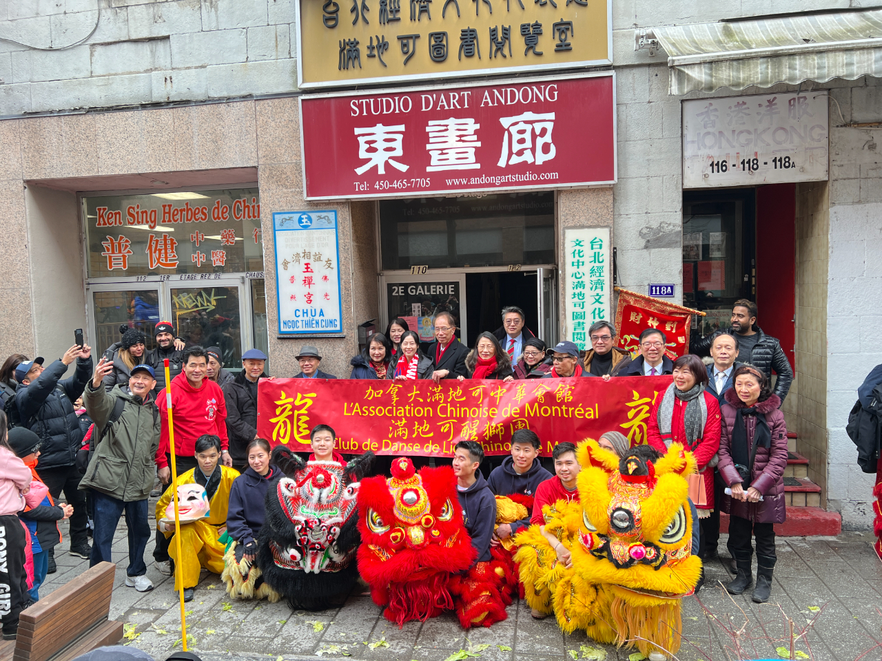 陳珮瑩處長與各位僑領在蒙特婁唐人街一同慶祝農曆新年