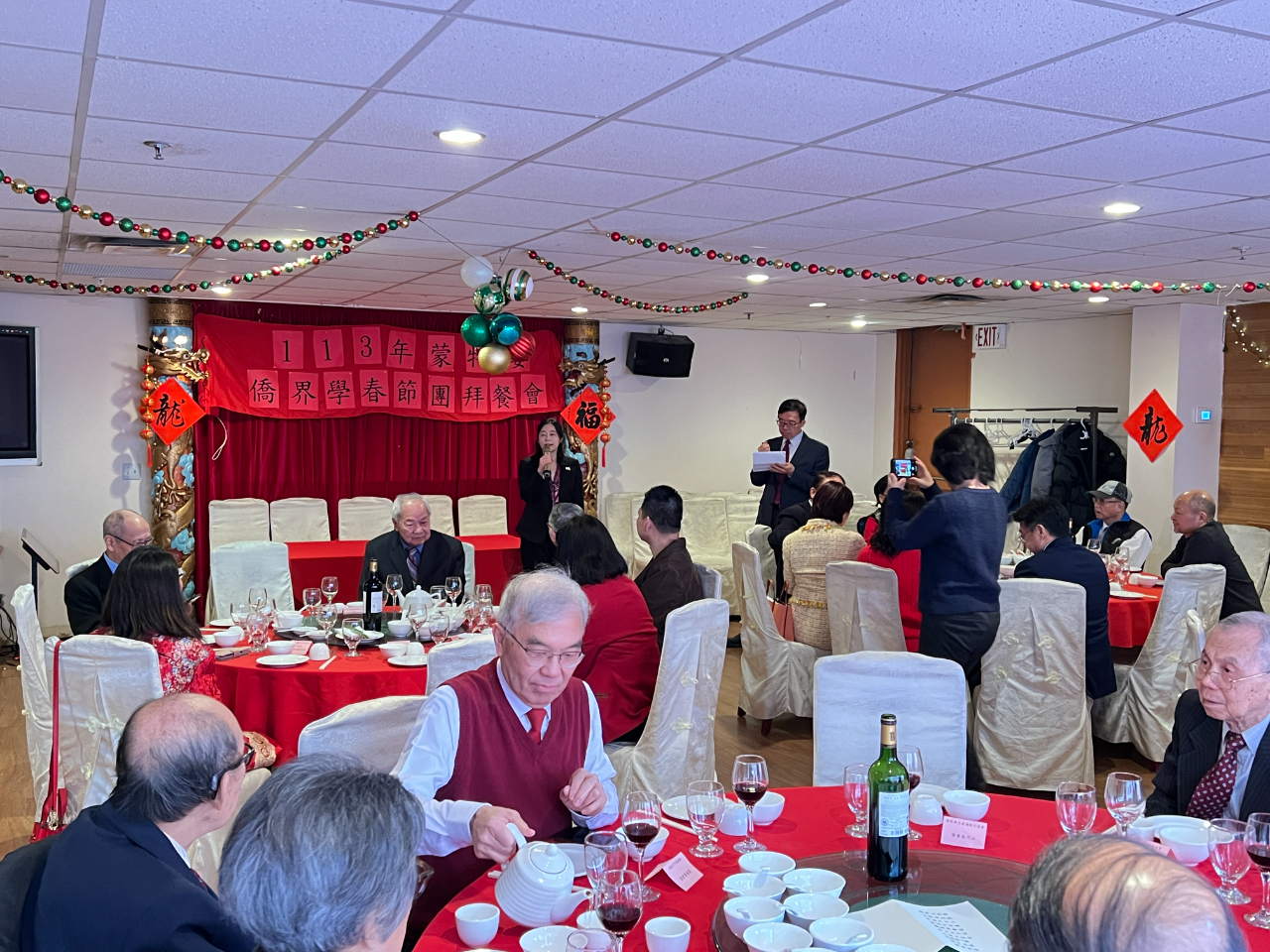 陳處長在蒙特婁僑學界春節團拜餐會中致詞並向大家拜年
