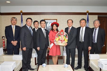 青森県の高坂幹・観光国際戦略局長（左４）、太田一民・りんご輸出協理事長（右２）、ミスりんごの相馬澄佳さん（左５）ら青森県りんごＰＲ団一行が１２月１０日、台湾出発に先立ち、東京・白金台の台北駐日経済文化代表処を訪問した。沈斯淳・駐日代表（右３）は一行を歓迎し、「青森県の三村申吾知事はいつも一生懸命台湾で青森のＰＲをされている」と述べ、「ぜひ青森県民の皆様も台湾にいらしてください」と呼びかけた。