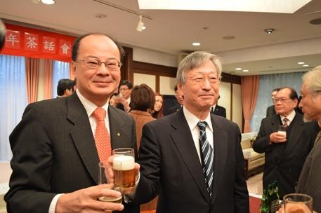 台北駐日経済文化代表処は２０１６年（中華民国１０５年）１月４日、駐日代表公邸において「中華民国１０５年新年茶話会」を開催し、公益財団法人交流協会の今井正・理事長（右）ならびに日本中華聯合総会の毛友次・会長をはじめ、華僑界のリーダー、メディア関係者らが出席する盛大な祝賀会となった。このなかで沈斯淳・駐日代表（左）は、台湾と日本はかけがえのないパートナーであり、医療、防災、環境保護、気候変動などの分野で、共通の課題を抱える日本と協力し、「ピースメーカー」や「人道支援者」として積極的に地域への貢献を果たしていく考えを示した。