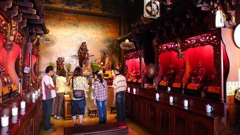 台湾には数多くの道教寺院があります。中でも、縁結びの神様とされる｢月下老人｣は全島各地で祀られ、信徒が多いことで知られています。台南市には月下老人を祀る廟が多くありますが、中心部にある大天后宮や祀典武廟、大観音亭、重慶寺のほか、郊外の安南区にある鹿耳門天后宮などはとりわけ霊験あらたかと言われています。写真の鹿耳門天后宮は鄭成功が台湾に渡ってきた頃に建てられた媽祖廟です。台湾最大級の規模を誇っており、後殿に月下老人が祀られています。三階にある祭壇に上がる途中には壁一面にぎっしりと結婚写真が貼られ、効果のほどが一目瞭然です。祭壇では自分の名前と誕生日(新暦と旧暦の両方)、住所を紙に書き、お線香をもらい、月下老人に祈りを捧げます。相手がいる方は赤い三日月型の木片を用いて、月下老人にご縁があるかどうかを尋ねてみましょう。最後にお布施をすると赤い糸が入ったお守りがもらえます。ご結婚を考えている方はぜひ一度、訪れてみてください。