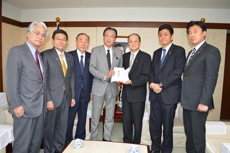 ２月６日未明に台湾南部で発生した地震の被災地を支援するため、日華議員懇談会（以下、日華懇）の衆議院議員である古屋圭司・幹事長（左４）ならびに岸信夫（右２）、富田茂之（左１）、山口泰明（左３）、笠浩史（左２）、木原稔（右１）各議員が２月１０日、台北駐日経済文化代表処を訪れ、平沼赳夫・日華懇会長から馬英九総統に宛てた「台湾南部地震 救援金目録」を寄贈した。同救援金は沈斯淳・駐日代表（右３）が中華民国（台湾）政府を代表して受け取り、日華懇の議員の方々の台湾に対する関心に深い感謝の意を表した。