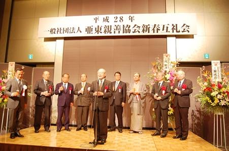 ２月１７日夜、「一般社団法人　亜東親善協会」（亜東親善協会）の平成２８年度「新春互礼会」が東京都内のホテルで開催され、出席した台北駐日経済文化代表処の郭仲熙・副代表(写真右１)はあいさつの冒頭で、台湾南部で発生した震災に際し、日本各界からの心温まるお見舞いと激励および支援に感謝の意を表した。さらに、今後の台日関係の発展について、とりわけ中華民国（台湾）のＴＰＰ協定への参加や日本との経済連携協定締結に向けて、より一層強い結びつきができるよう、引き続き同協会関係者の支援を願った。大江康弘・亜東親善協会会長（左１）、今井正・公益財団法人交流協会理事長（右２）
