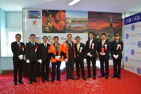 京浜急行電鉄（京急）羽田空港国際線ターミナル駅（２階改札内通路）に「台湾・台鉄ＰＲブース」が設置され、そのお披露目式が２月２６日に開かれた。同ＰＲブースは京急と台湾鉄路管理局（台鉄）の友好鉄道協定締結１周年を記念して設置されたもので、台湾観光のビジュアルパネルおよび京急・台鉄友好鉄道協定調印文書などを展示する。