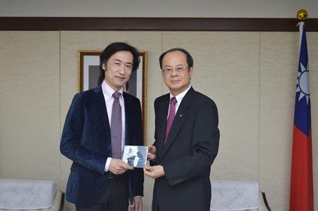 台湾観光親善大使を務める雅楽師の東儀秀樹さん（左）が３月８日、東京・白金台の台北駐日経済文化代表処を訪問した。沈斯淳・駐日代表（右）は東儀さんの来訪を歓迎し、伝統音楽を通した台日文化交流により今後ますます友好関係が強化されることを期待した。