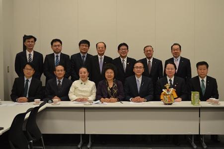 日華議員懇談会との会見
陳菊・高雄市長（前左４）、張花冠・嘉義県長（前左３）、曹啓鴻・前屏東県長（前左２）、顔純左・台南市副市長（前左１）、沈斯淳・駐日代表（後左４）、衛藤征士郎・日華懇副会長（前右２）、古屋圭司・日華懇幹事長（前右３）