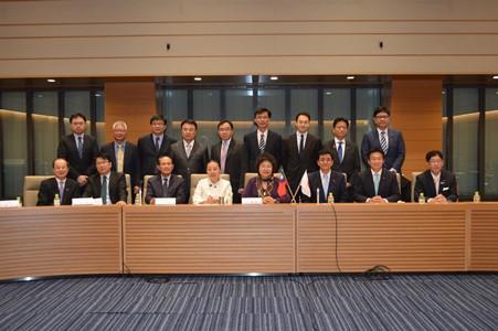 自民党「日台若手議連」との会見
陳菊・高雄市長（前右４）、張花冠・嘉義県長（前左４）、曹啓鴻・前屏東県長（前左３）、顔純左・台南市副市長（前左２）、沈斯淳・駐日代表（前左１）、岸信夫・日台若手議連会長（前右３）