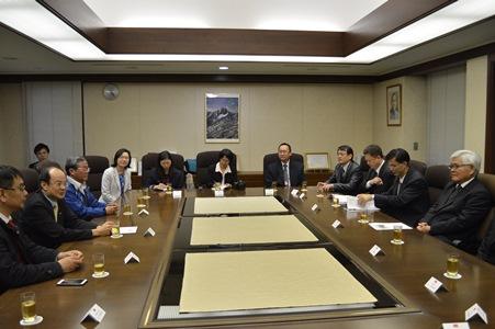 李進勇・雲林県長（右１）をトップとする雲林県訪日団一行が３月９日、東京・白金台の台北駐日経済文化代表処を訪問し、沈斯淳・駐日代表（左２）と台日交流促進について意見交換した。