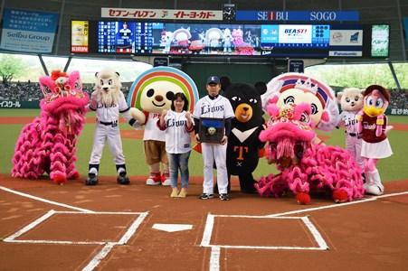 台湾観光協会より田邊徳雄監督（左５）に記念品贈呈