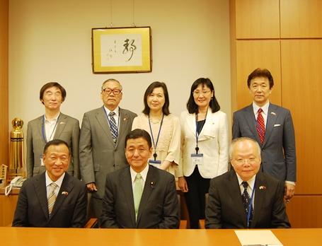 写真前列右から郭仲熙・駐日代表処副代表、岸信夫衆議院議員、大江康弘亜東親善協会会長
