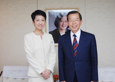 台北駐日経済文化代表処の謝長廷・代表（写真右）、民進党代表代行の蓮舫参議院議員
