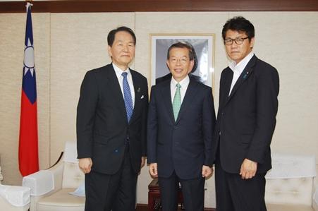 台北駐日経済文化代表処の謝長廷・代表（写真中央）、浜田恵造・香川県知事（左）、香川県選挙区選出の三宅伸吾・参議院議員（右）