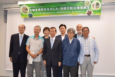 写真前列右より、廖嘉展・新故郷文教基金会会長、稲本正・オークヴィレッジ会長、謝長廷・駐日代表、彭国棟・曁南国際大学助理教授、朱文清・台湾文化センター長
写真後列右より、福井昌平・台湾文化部国際諮問顧問、瀬崎晃久・豊岡市環境農業推進係長、平本博美・八王子市観光課長