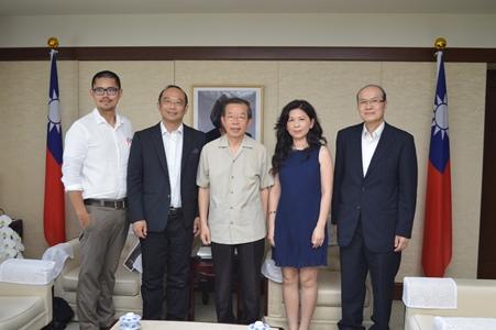 謝長廷・駐日代表（中央）
京都を拠点に活動する陶芸家の張義明（チャン・イーミン）さん（左２）
現代水墨画家の若岱（アマンダ・ツェン）さん（右２）
現代美術アーティストの曾霆羽（ツェン・ティンユー）さん（左１）
朱文清・駐日代表処台湾文化センター長（右１）
