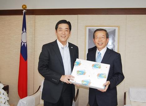 謝長廷・駐日代表（右）、中村時広・愛媛県知事
