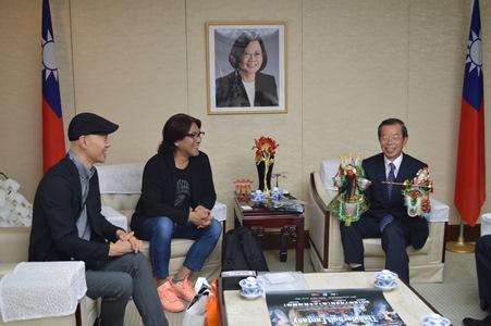 布袋戯を実演する謝長廷・駐日代表（右）と、安藝貴範・グッドスマイルカンパニー社長（左２）、小坂崇氣・ニトロプラス社長（左１）