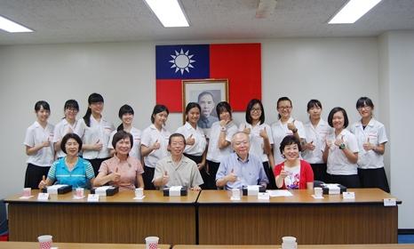 謝長廷・駐日代表（前列左３）、郭仲熙・駐日副代表（同右２）、黄秀霞・高雄女子高級中学校長（同左２）

