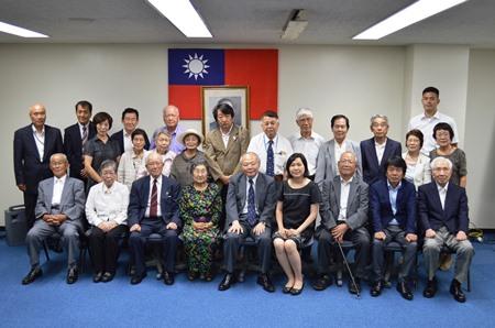 郭仲熙・台北駐日経済文化代表処副代表（前右５）、「高座日台の会」の野口毅・名誉会長（前左３）、佐野た香・会長（前左４）、前田秀資・伊勢原市議会議員（２列目右７）、市川範朗・神奈川県立伊勢原高校校長（前右２）