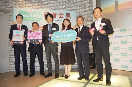 謝長廷・駐日代表（写真右２）、簡余晏・台北市観光伝播局長（同３）、東山彰良氏（同４）
