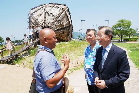 林舜龍氏の作品の前で
写真右から謝長廷・代表、邱鏡淳・新竹県長、林舜龍氏