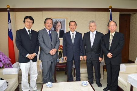 左より、大山青峰・日本台医人協会会長、陳憲文・日本台医人協会理事、謝長廷・駐日代表、長峰俊次・日本台湾医師連合会長、中原昂・日本台湾医師連合名誉会長