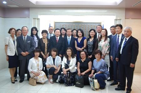 謝長廷・駐日代表（写真２列目左５）、中華民国留日東京華僑総会、日本華商総会、一般社団法人東京華僑商工連合会、東京崇正公会、日本華商観光産業協会、在日台湾不動産協会、世界華人工商婦女企管協会日本分会、中華民国留日東京華僑婦女会、中華民国留日台湾同郷会、国際佛光会東京協会、日本国際媽祖会、埼玉台湾総会の各代表者（順不同）
