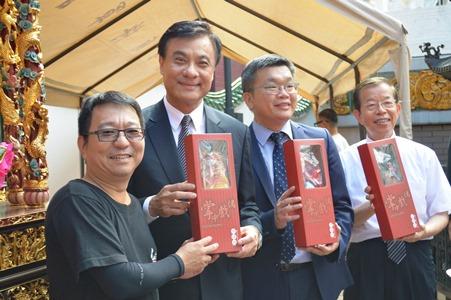 左より、弘宛然古典布袋戯団の呉栄昌・団長、蘇嘉全・立法院長、蔡其昌・立法院副院長、謝長廷・駐日代表