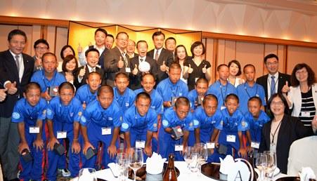 駐日代表処主催の蘇嘉全・立法院長一行歓迎レセプションで第３４回少年軟式野球世界大会で優勝した台湾チームを祝う謝長廷・駐日代表（最後列右５）および蘇嘉全・立法院長（同右４）と立法委員ら