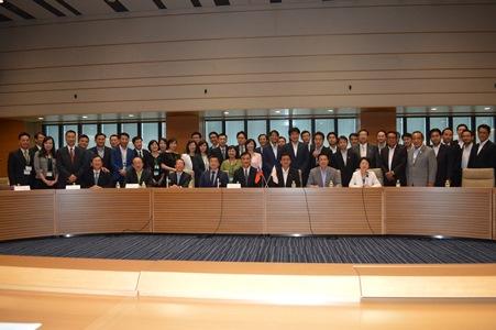 蘇嘉全・立法院長（写真国旗左）を団長とする台湾立法委員訪日団と岸信夫・衆議院議員（同右）を会長とする自民党「日本・台湾経済文化交流を促進する若手議員の会」（日台若手議連）が意見交換した。