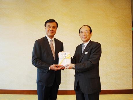 蘇嘉全・立法院長（写真左）、公益財団法人交流協会の大橋光夫・会長（右）
