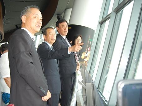 写真右２から、蘇嘉全・立法院長、謝長廷・駐日代表、酒見重範・東武タワースカイツリー㈱取締役社長
