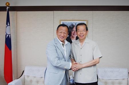 謝長廷・駐日代表（右）、大江康弘・亜東親善協会会長（左）

