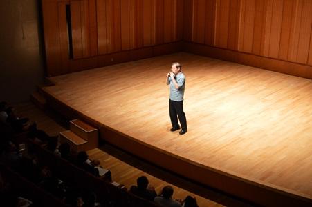 アンコールでオカリナによる「竹田の子守唄」（中国語名：祈禱）を特別演奏する謝長廷・駐日代表