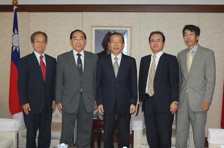 謝長廷・駐日代表（写真右３）、㈱世界日報社の竹林春夫・代表取締役社長　主筆（左２）
