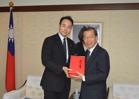 謝長廷・駐日代表（右）、鈴木馨祐・自民党青年局長（左）