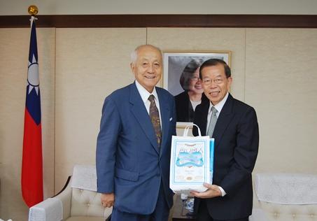 謝長廷・駐日代表（写真右）、福川伸次・東洋大学理事長（元経済産業事務次官）
