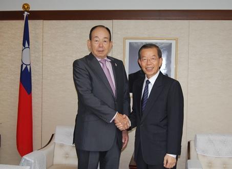 謝長廷・駐日代表（写真右）、槍田松瑩・東亜経済人会議日本委員会委員長/三井物産㈱顧問
