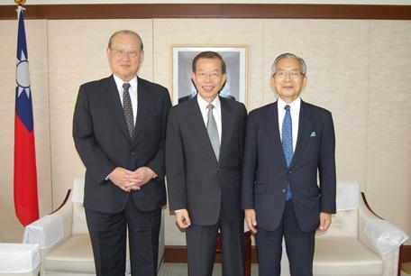 謝長廷・駐日代表（写真中央）、ＦＥＣ民間外交推進協会の松澤建・理事長（左）、湯下博之・専務理事（右）
