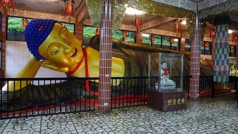 新北市石門区にある道教寺院「石門金剛宮」。ここは道教だけでなく、仏教や儒教、そしてバラモン教の教えを広める場所として1986年に建立されました。広大な敷地にはさまざまな神様が祀られています。タイでよく目にする巨大な涅槃仏や四面仏(四つの顔があり、福・禄・寿・喜を示す)、さらに「六十甲子太歳」というコーナーには「六十干支（十干と十二支を組み合わせた60通りの年の数え方）」を担当する神様が並んでいます。その中にある「甲子太歳金辨大将軍」は目から手が伸びた奇妙な風貌をしており、インパクトのある姿に誰もが驚かされます。これは「手の届く範囲ならどこでも見える」ということを表現しているのだそうです。このほか、五百羅漢像を祀った薄暗い部屋や、地獄での懲罰を人形を用いてリアルに再現したコーナーなどがあり、どれもが異彩を放っています。摩訶不思議な世界を一目見ようと日本から訪れる方も少なくありません。