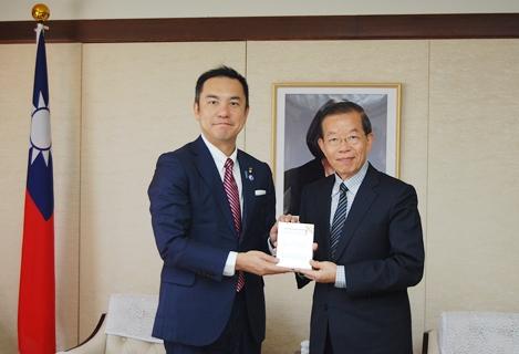謝長廷・駐日代表（写真右）、鈴木英敬・三重県知事（左）
