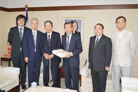 謝長廷・駐日代表（左４）、平成国際大学の楊合義・名誉教授（左３）、酒井正文・教授（国際関係研究訪台団団長、左２）、浅野和生・教授（日台関係研究会事務局長、右２）